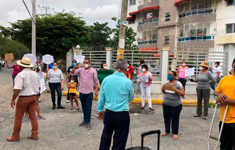 Protestan por largos apagones en residenciales de Santo Domingo Norte 