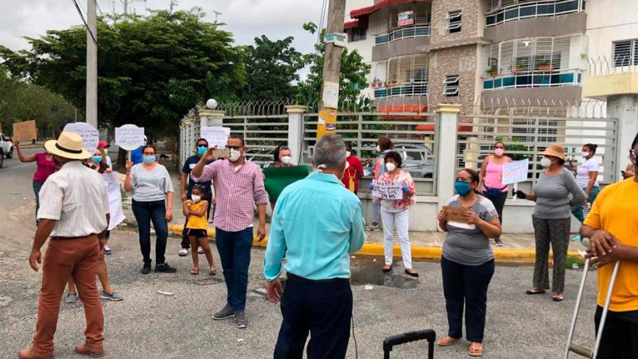 Protestan por largos apagones en residenciales de Santo Domingo Norte Protestan por largos apagones en residenciales de Santo Domingo Norte