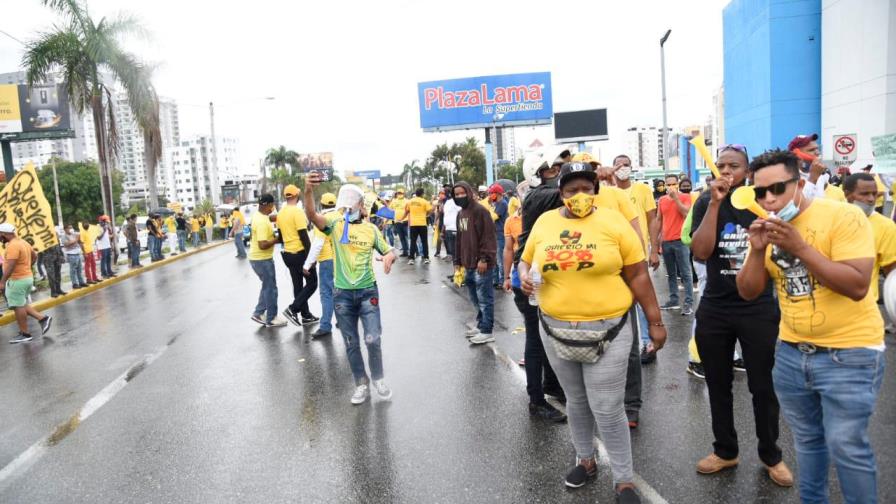 Manifestantes del 30% de las AFP rompen distanciamiento y desafían la lluvia