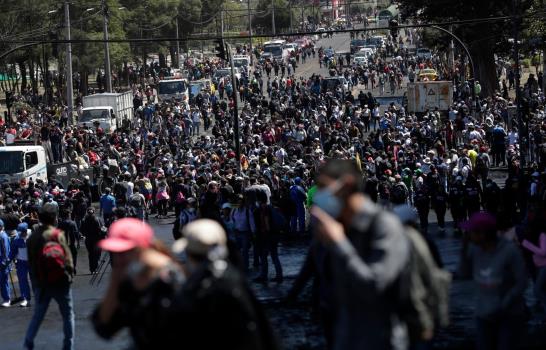 Ecuatorianos salen a limpiar las calles tras el fin de las protestas tras la cancelación de medidas de excepción