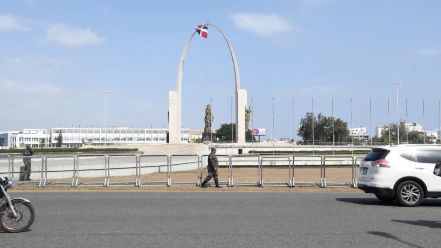Militares retiran banderas de la plaza por protesta de esta tarde