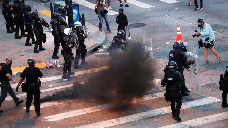 Protestas no amainan en EE.UU., que ahora incluyen cacerolazos Protestas no amainan en EE.UU., que ahora incluyen cacerolazos