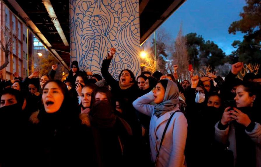 Trump exige a Irán que respete las protestas; dice “el mundo está observándolos”
