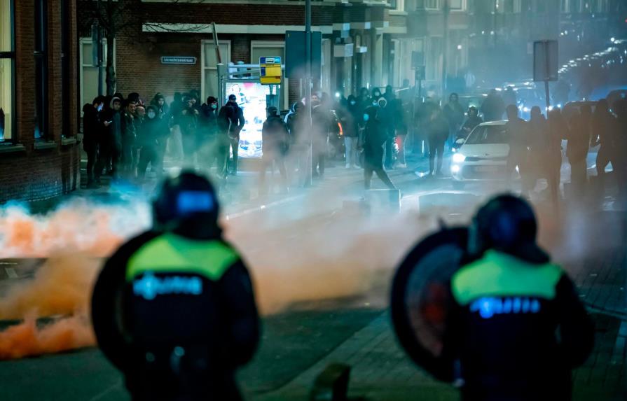Continúan protestas por el toque de queda en los Países Bajos; detienen a 184 manifestantes