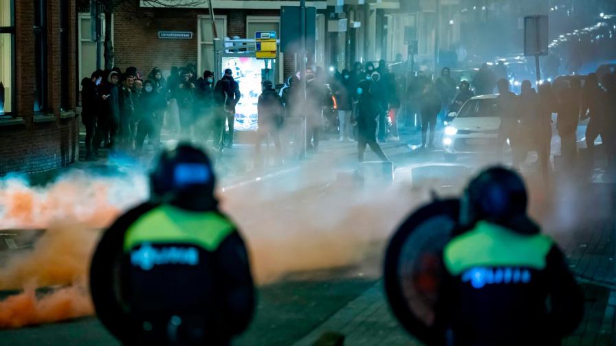 Continúan protestas por el toque de queda en los Países Bajos; detienen a 184 manifestantes Continúan protestas por el toque de queda en los Países Bajos; detienen a 184 manifestantes