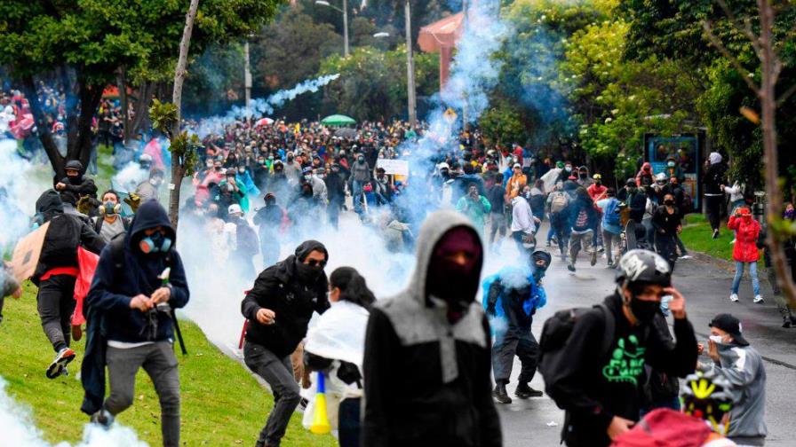 Ministro de Hacienda de Colombia renuncia tras seis días de protestas en su contra