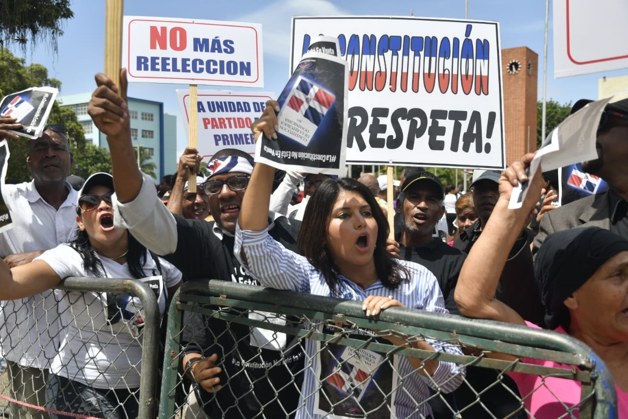 Parte del grupo de persona que se aglomeró frente al Congreso Nacional para demandar que se respete la Constitución de la República.