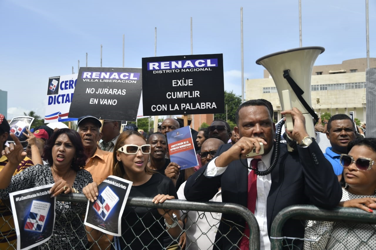 Parte del grupo de persona que se aglomeró frente al Congreso Nacional para demandar que se respete la Constitución de la República.
