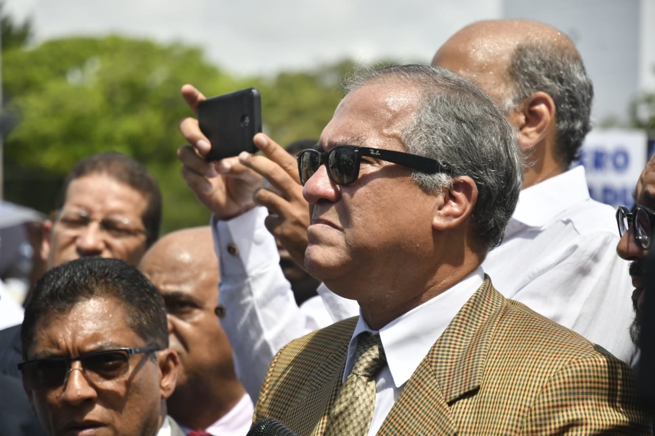 El ex vicegobernador del Banco Central, Félix Calvo, durante la manifestación frente al Congreso Nacional contra una posible modificación de la Constitución.