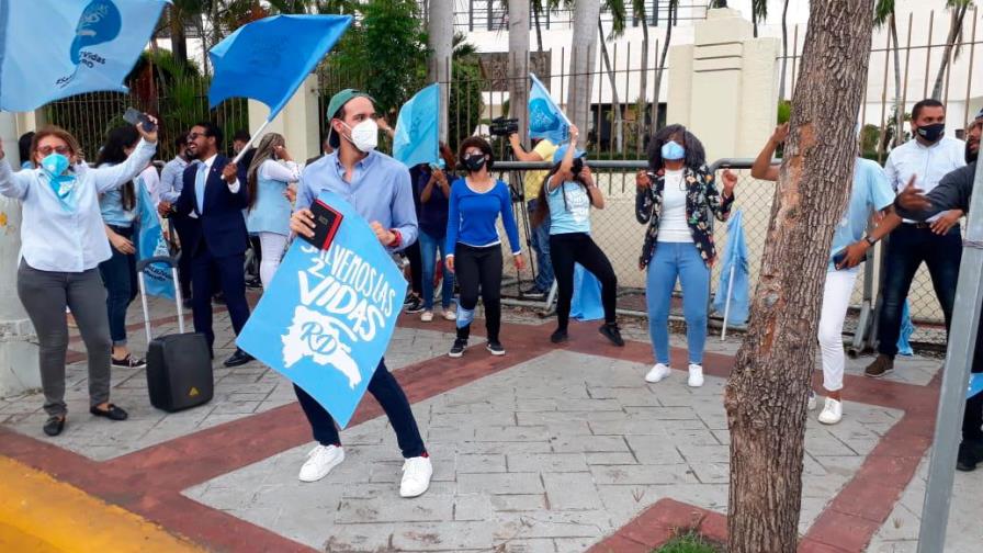 Colectivo en contra de las causales celebra aprobación del Código Penal frente al Congreso Colectivo en contra de las causales celebra aprobación del Código Penal frente al Congreso