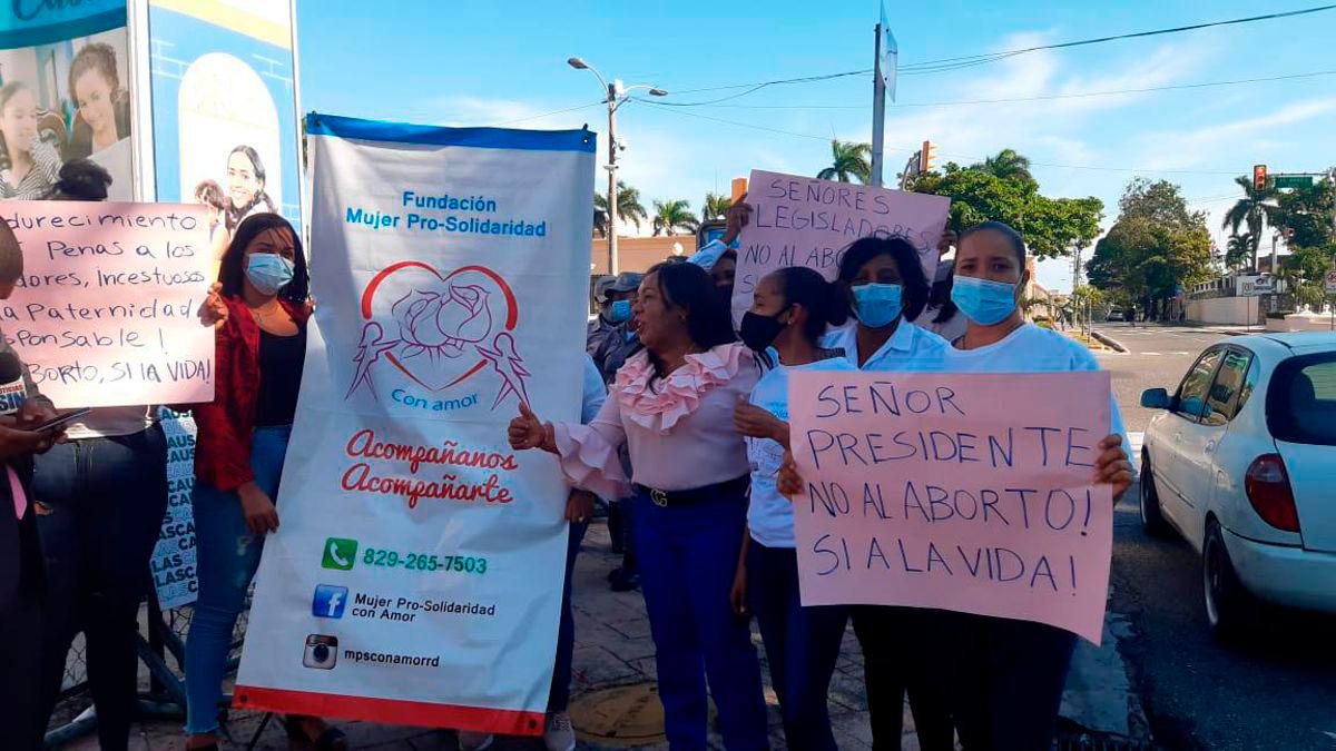 Personas en contra del aborto manifestándose.