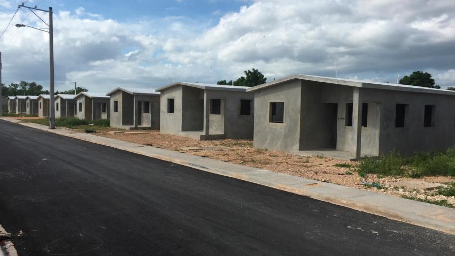 Central Romana entrega 16 nuevas casas a trabajadores