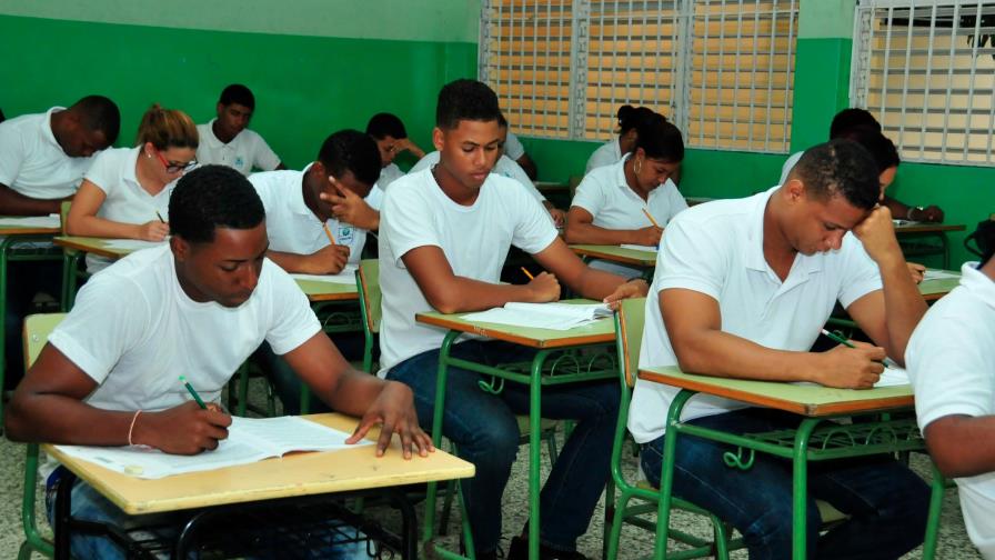 Estudiantes de Básica de Adultos y Media superan porcentajes aprobados de Pruebas Nacionales en 8 años Estudiantes de Básica de Adultos y Media superan porcentajes aprobados de Pruebas Nacionales en 8 años