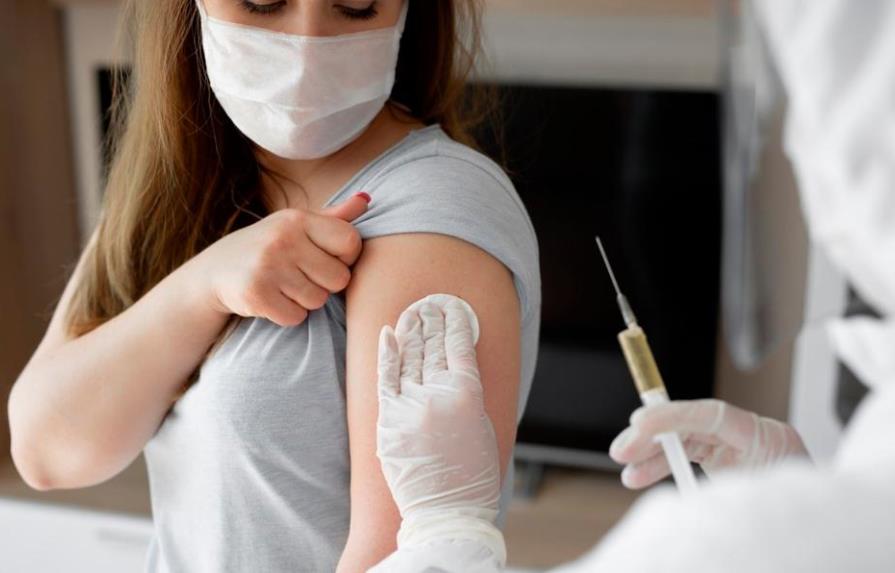 Moderna comienza a probar su vacuna contra la COVID-19 en adolescentes