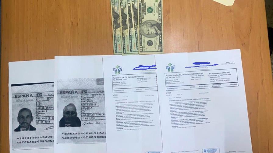Policía apresa mujer acusada de vender a turistas pruebas COVID-19 falsas en Bávaro Policía apresa mujer acusada de vender a turistas pruebas COVID-19 falsas en Bávaro