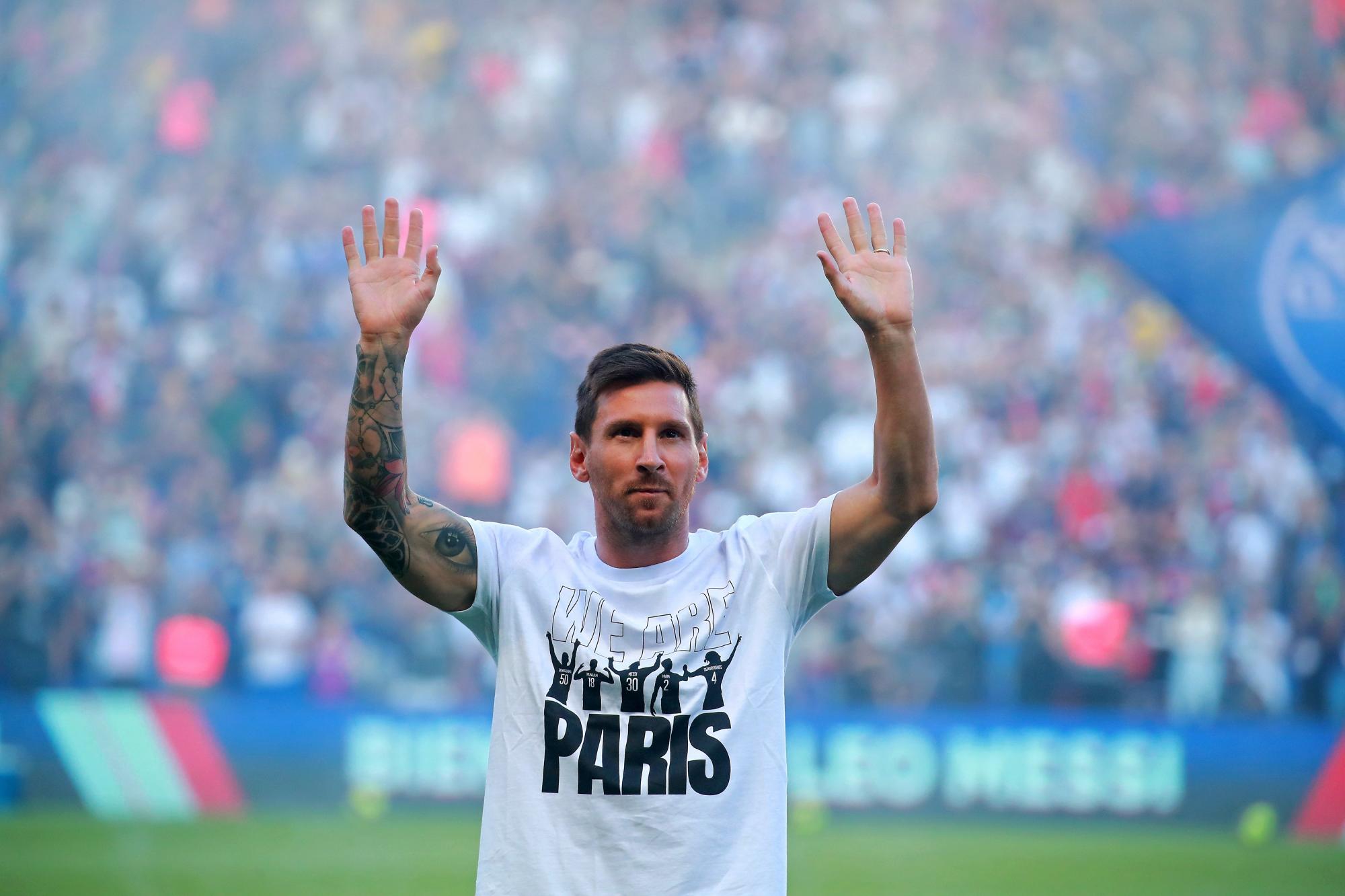 Lionel Messi, felicitó a los aficionados  del PSG durante la presentación previa al partido de fútbol de la Ligue 1 francesa entre el Paris Saint-Germain y el Estrasburgo en el estadio Parc des Princes. (EFE/EPA/Christophe Petit Tesson)