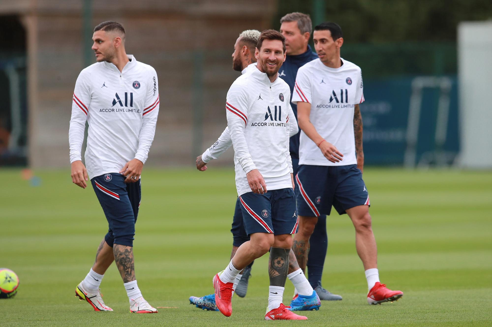 Lionel Messi (centro) del Paris Saint Germain asiste a un entrenamiento con sus compañeros en el complejo deportivo Camp des Loges cerca de París, Francia, el 19 de agosto de 2021. (EFE/EPA/Christophe Petit Tesson)