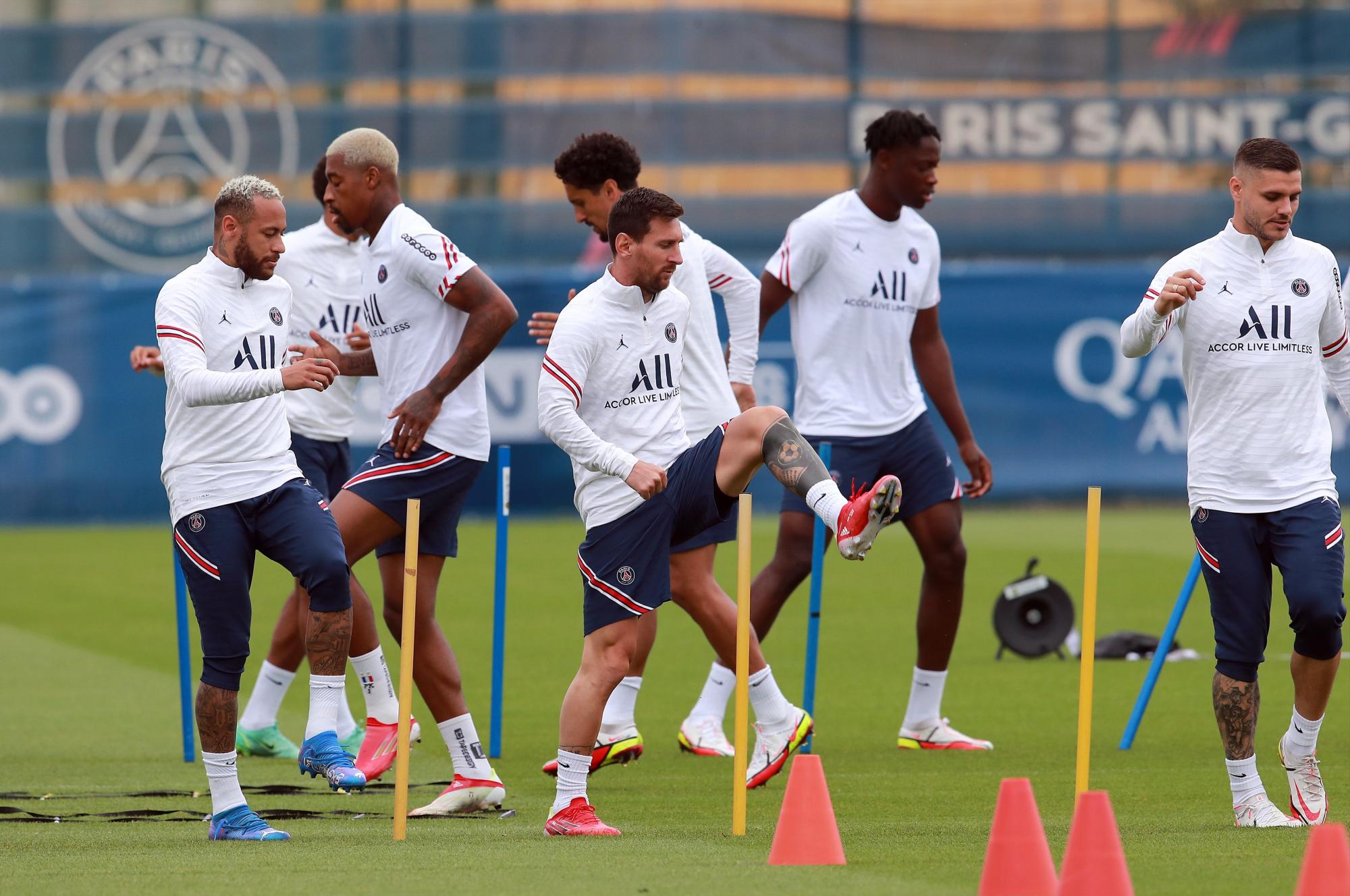  Neymar Jr (izq.) Y el delantero Lionel Messi (derecha) del Paris Saint Germain asisten a una sesión de entrenamiento en el complejo deportivo Camp des Loges cerca de París, Francia, el 19 de agosto de 2021. (EFE/EPA/Christophe Petit Tesson)