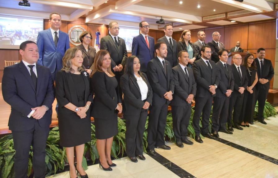 Luis Henry Molina juramenta nuevos funcionarios en la Suprema 