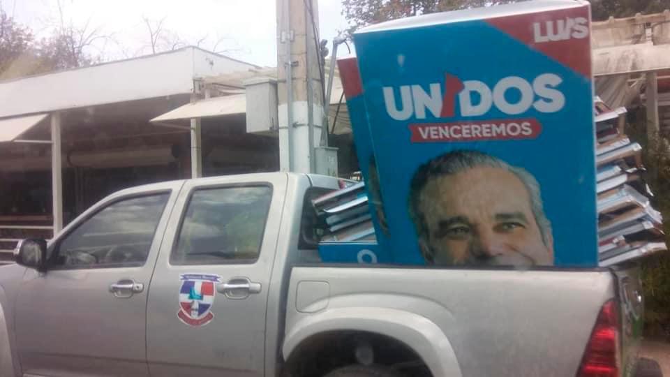 Usan camioneta del ayuntamiento de Loma de Cabrera para transportar vallas de Abinader