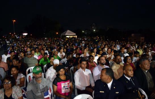 “Sinfonía por la Patria II” recibe el apoyo de miles de personas que desbordan la Plaza de la Bandera