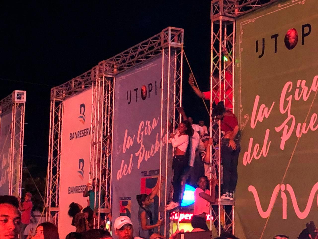 Los fanáticos disfrutan el concierto ‘encaramados’ de donde sea.