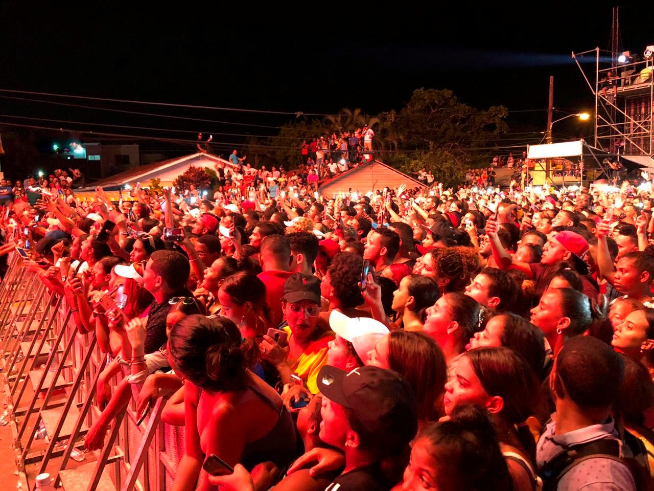 Personas hasta amanecieron para no perderse el concierto.