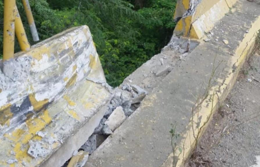 Tres muertos al caer vehículo por un puente en Santiago Rodríguez