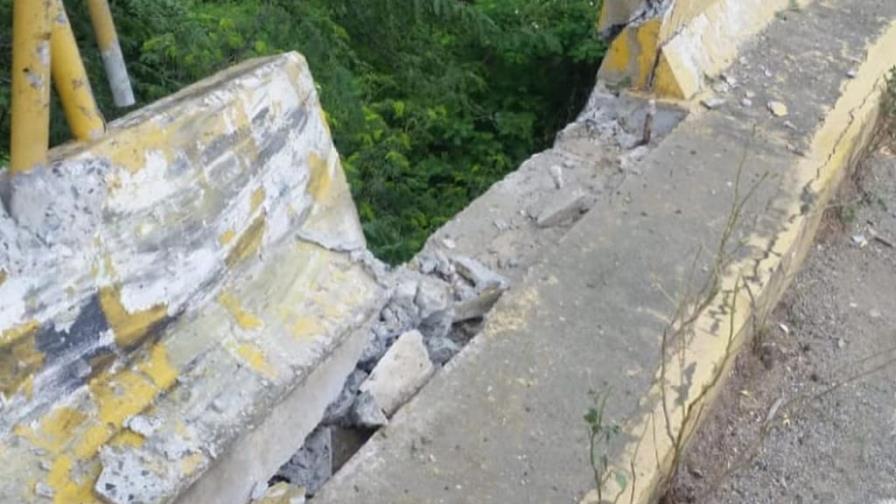 Tres muertos al caer vehículo por un puente en Santiago Rodríguez Tres muertos al caer vehículo por un puente en Santiago Rodríguez