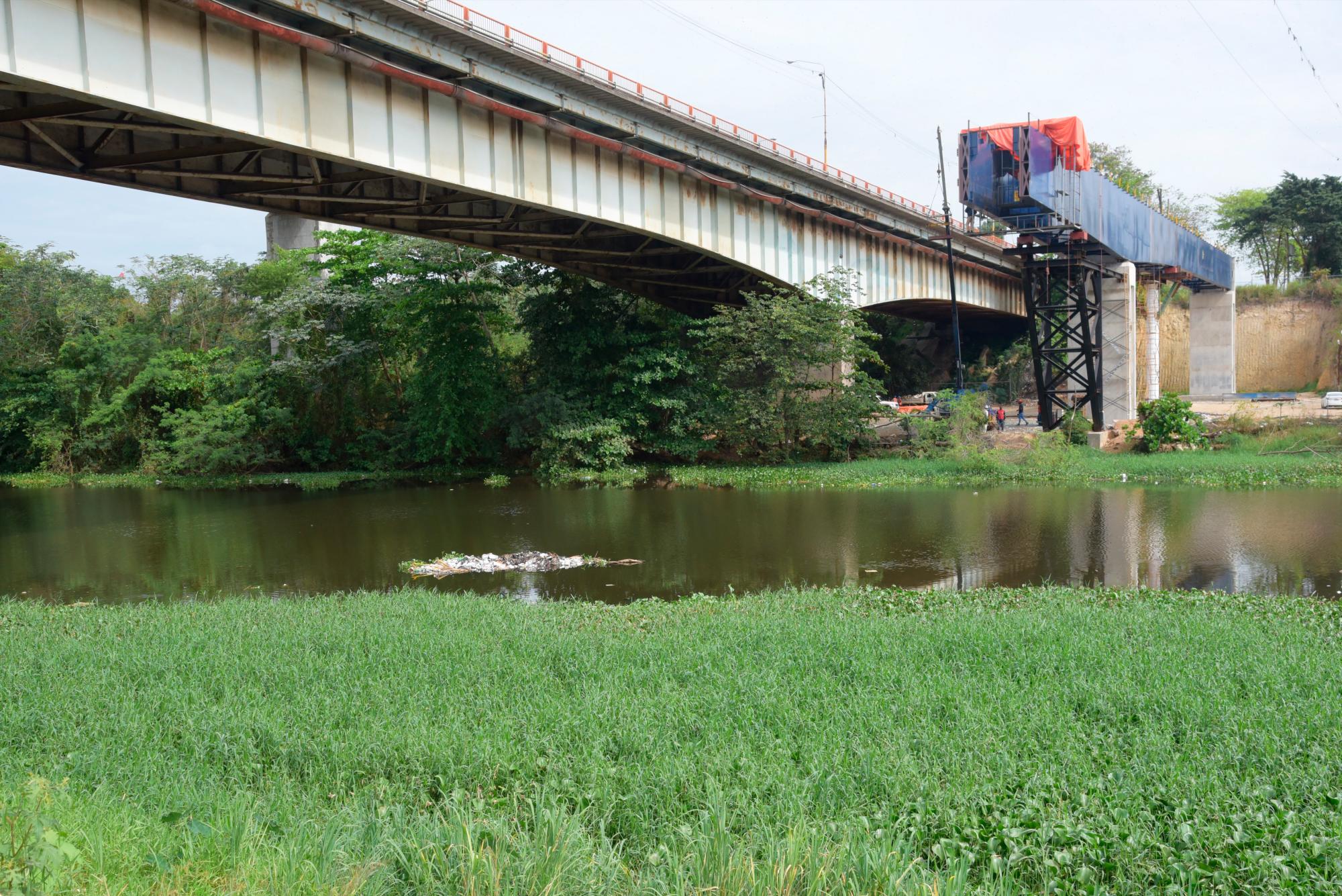 Vista de la parte norte del puente en construcción 