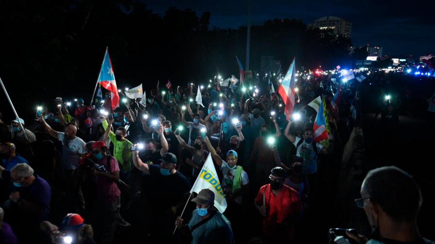 Miles marchan en Puerto Rico en protesta por apagones