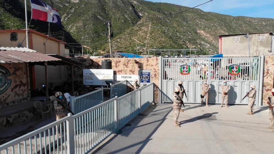 Remueven deteriorada puerta binacional en Jimaní y colocan otra nueva 