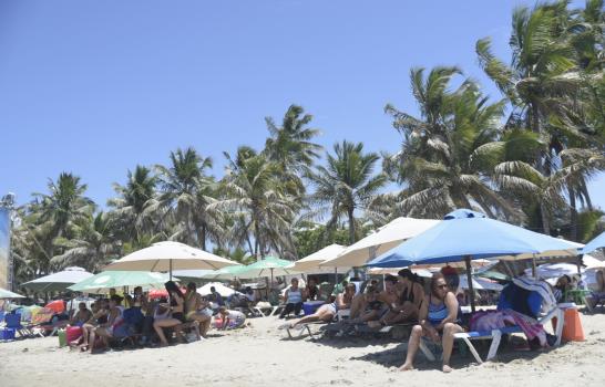 Vacacionistas invaden playas de Puerto Plata este Sábado Santo