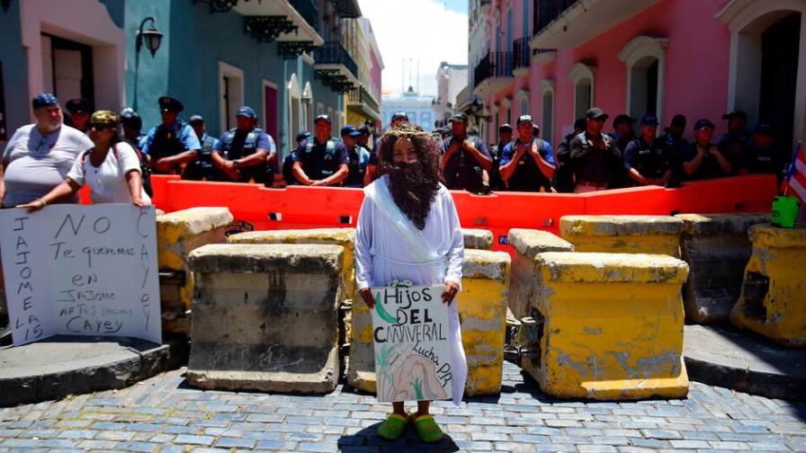 Puertorriqueños marchan para exigir renuncia de gobernador Roselló Puertorriqueños marchan para exigir renuncia de gobernador Roselló