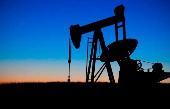 Petróleo de Texas se desploma 24.4 % en tercera peor caída de la historia
