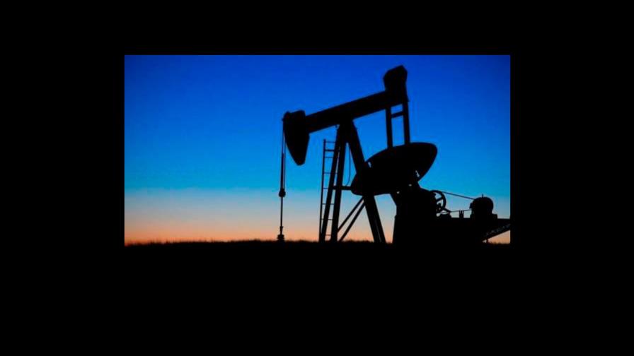 Petróleo de Texas se desploma 24.4 % en tercera peor caída de la historia