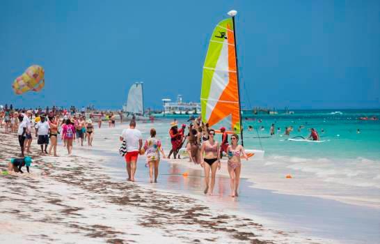 Por tercer mes consecutivo cae llegada de turistas extranjeros, pero aumentan visitas de dominicanos no residentes