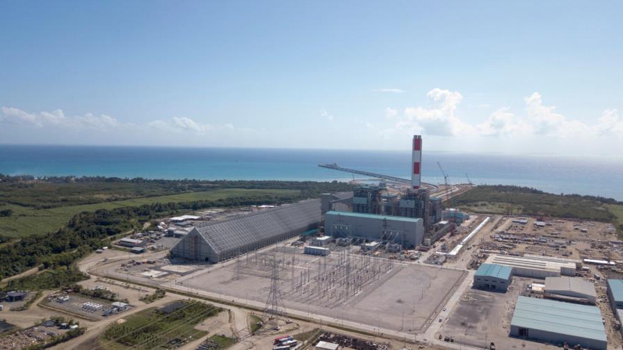 Llega al país cargamento de carbón para operaciones de la planta Punta Catalina