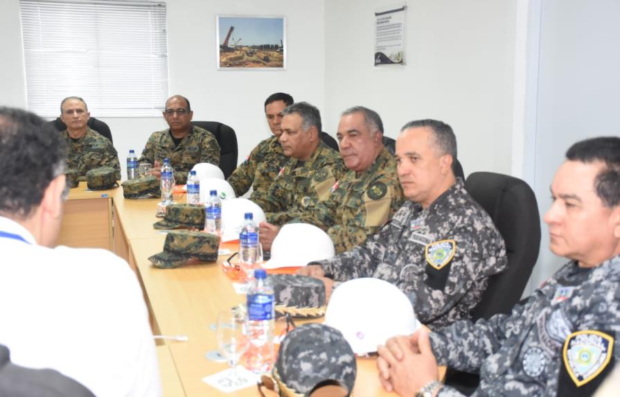Ministro de Defensa, comandante del Ejército y director PN tratan seguridad en Punta Catalina