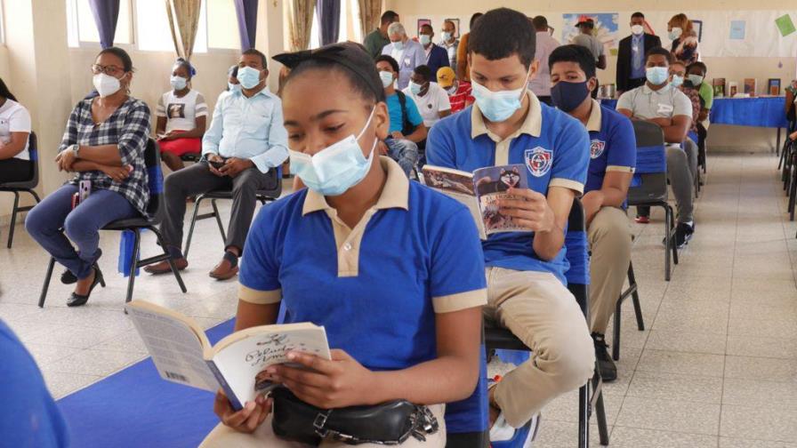 Ministerio de Educación abre Punto de Lectura en el liceo Benito Juárez de Cristo Rey