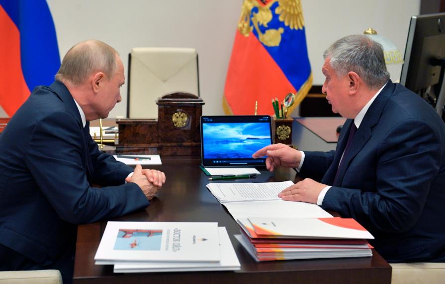 Putin deja el teletrabajo y realiza reuniones sin protección; su portavoz contrae COVID-19