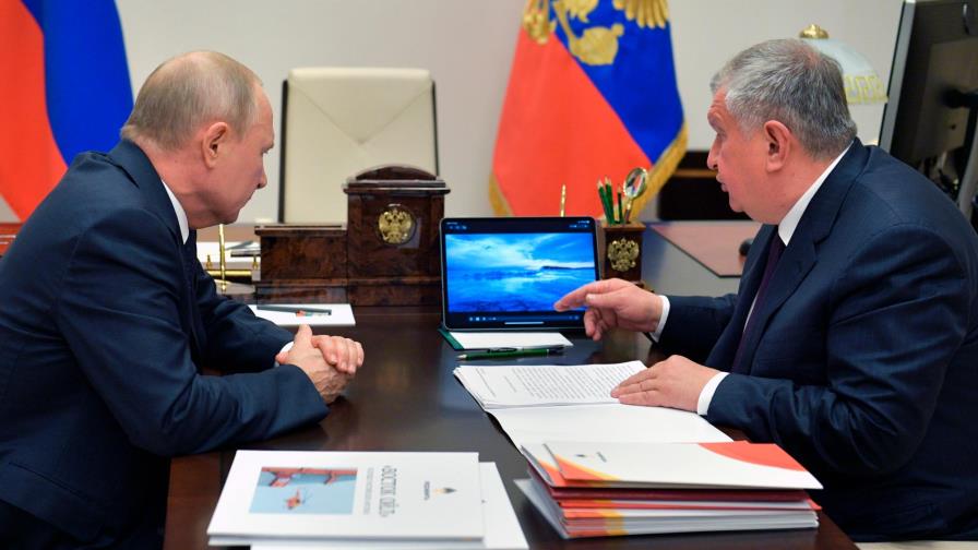 Putin deja el teletrabajo y realiza reuniones sin protección; su portavoz contrae COVID-19