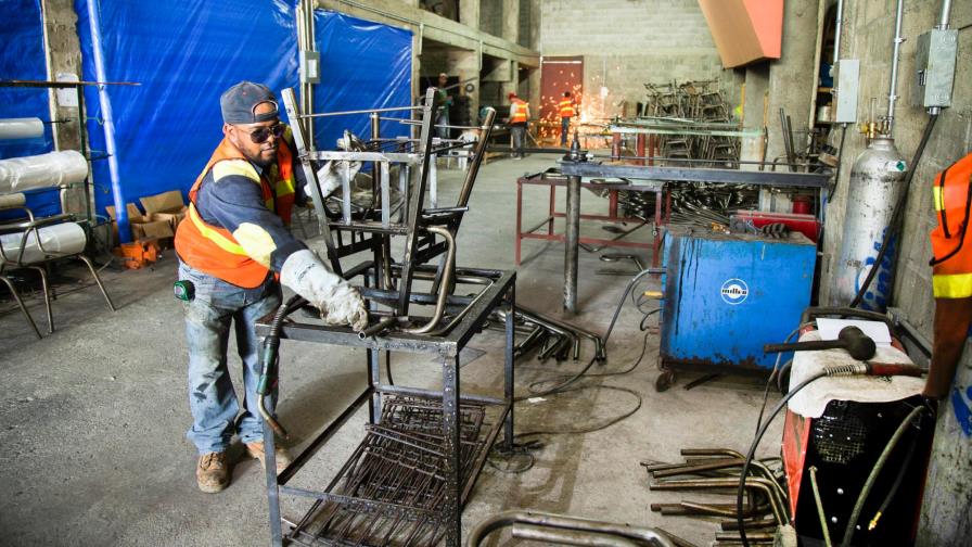 Asegura 1.5 MM de dominicanos salieron de la pobreza en 7 años Asegura 1.5 MM de dominicanos salieron de la pobreza en 7 años