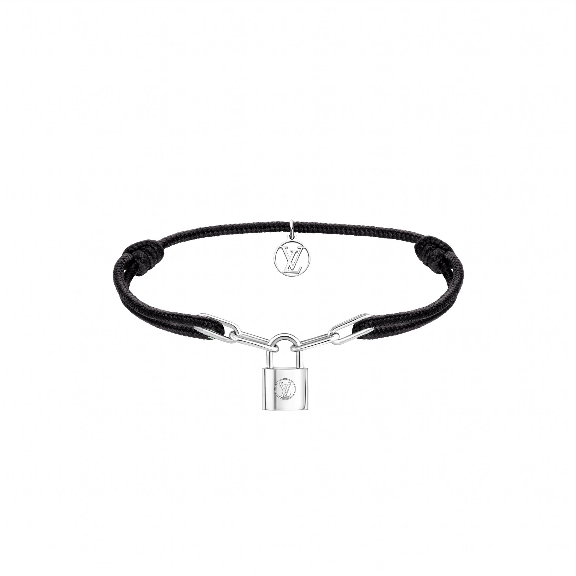 El brazalete está inspirado en el candado Tumbler Lock, inventado por Georges Vuitton en 1890 para proteger las pertenencias más valiosas de los clientes.