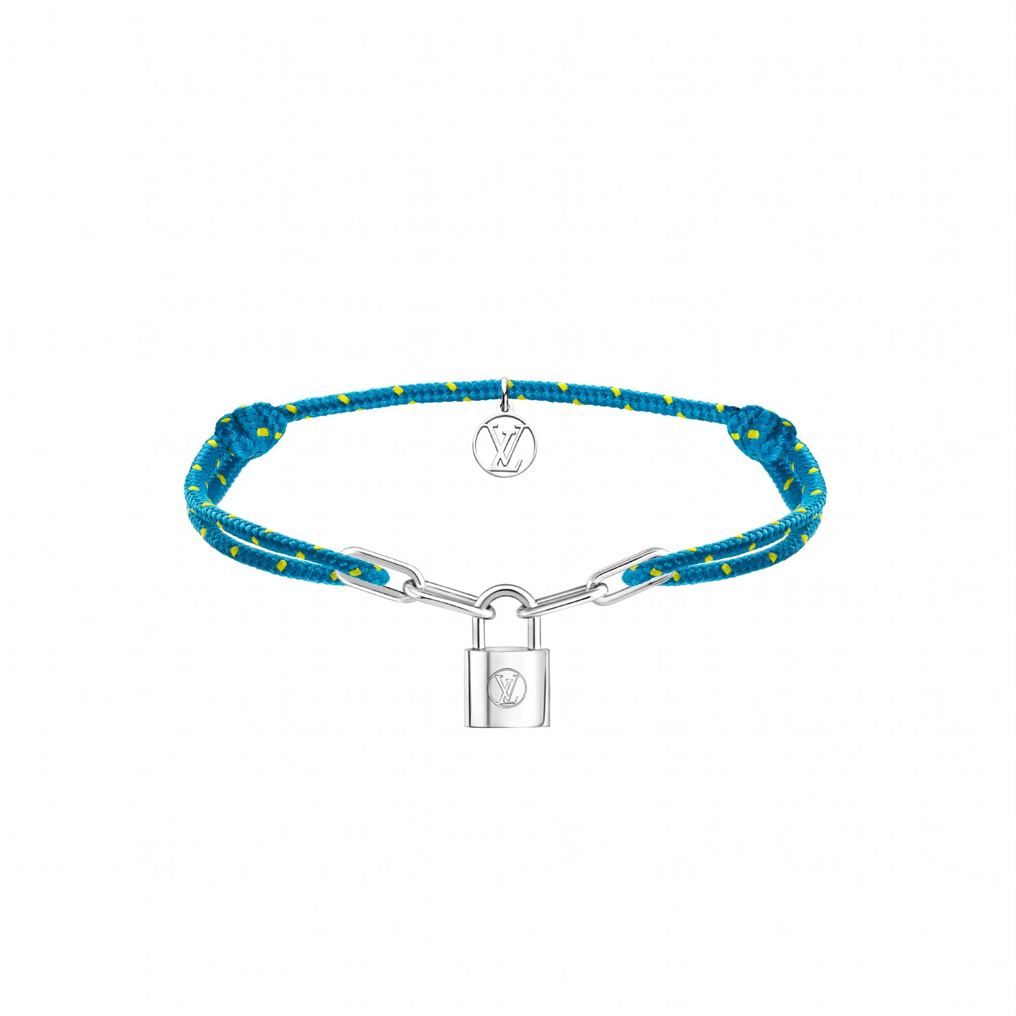 Tiene las llamativas cadenas, ahora insignias del diseñador -en esta ocasión en plata- unidas a un cordón más grueso y colorido.