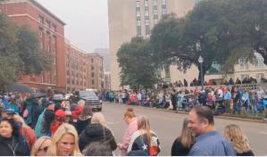 Seguidores de QAnon acuden a Dallas para presenciar la "reaparici&oacute;n" de John F. Kennedy Jr.