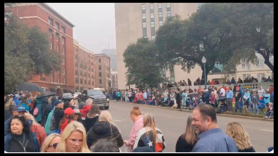 Seguidores de QAnon acuden a Dallas para presenciar la “reaparición” de John F. Kennedy Jr.