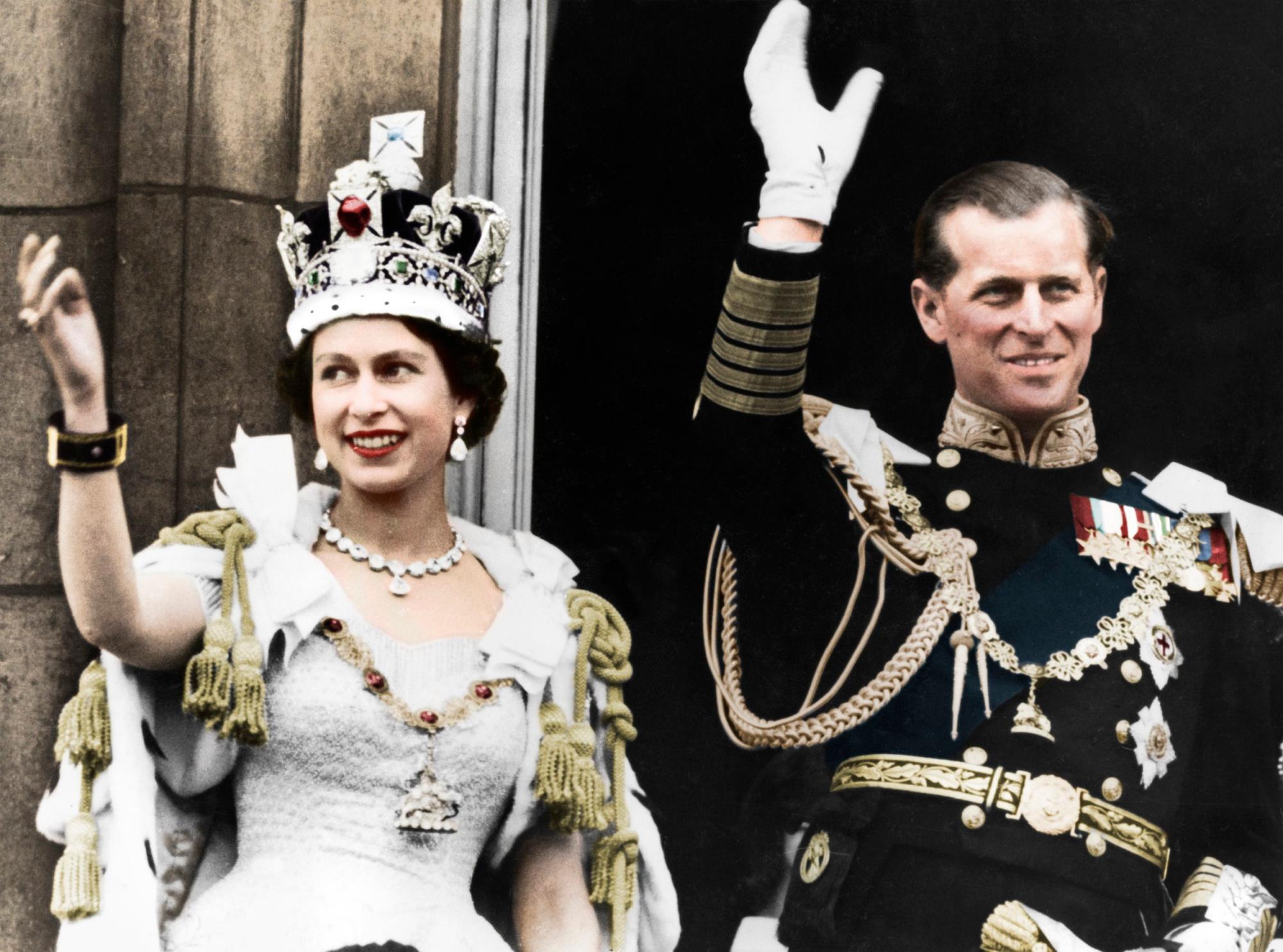 Imagen en blanco y negro coloreada de la reina Isabel II y el duque de Edimburgo el día de la coronación, el Palacio de Buckingham, 1953.