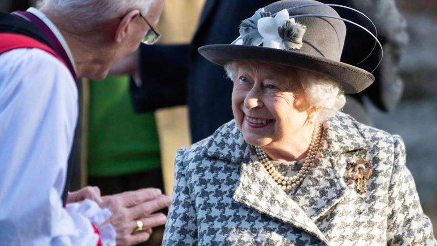 Simpatizantes saludan a la reina Isabel II luego del anuncio de los duques de Sussex 