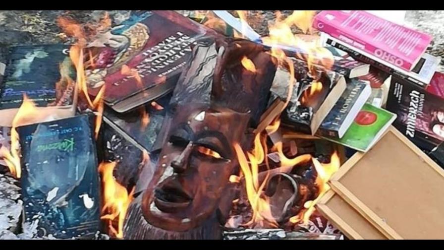 Católicos queman libros de “Harry Potter” en Polonia